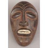Afrikanische Tanzmaske, wohl Chokwe, AngolaEbenholz, geschnitzt, ovales, gewölbtes Gesicht mit