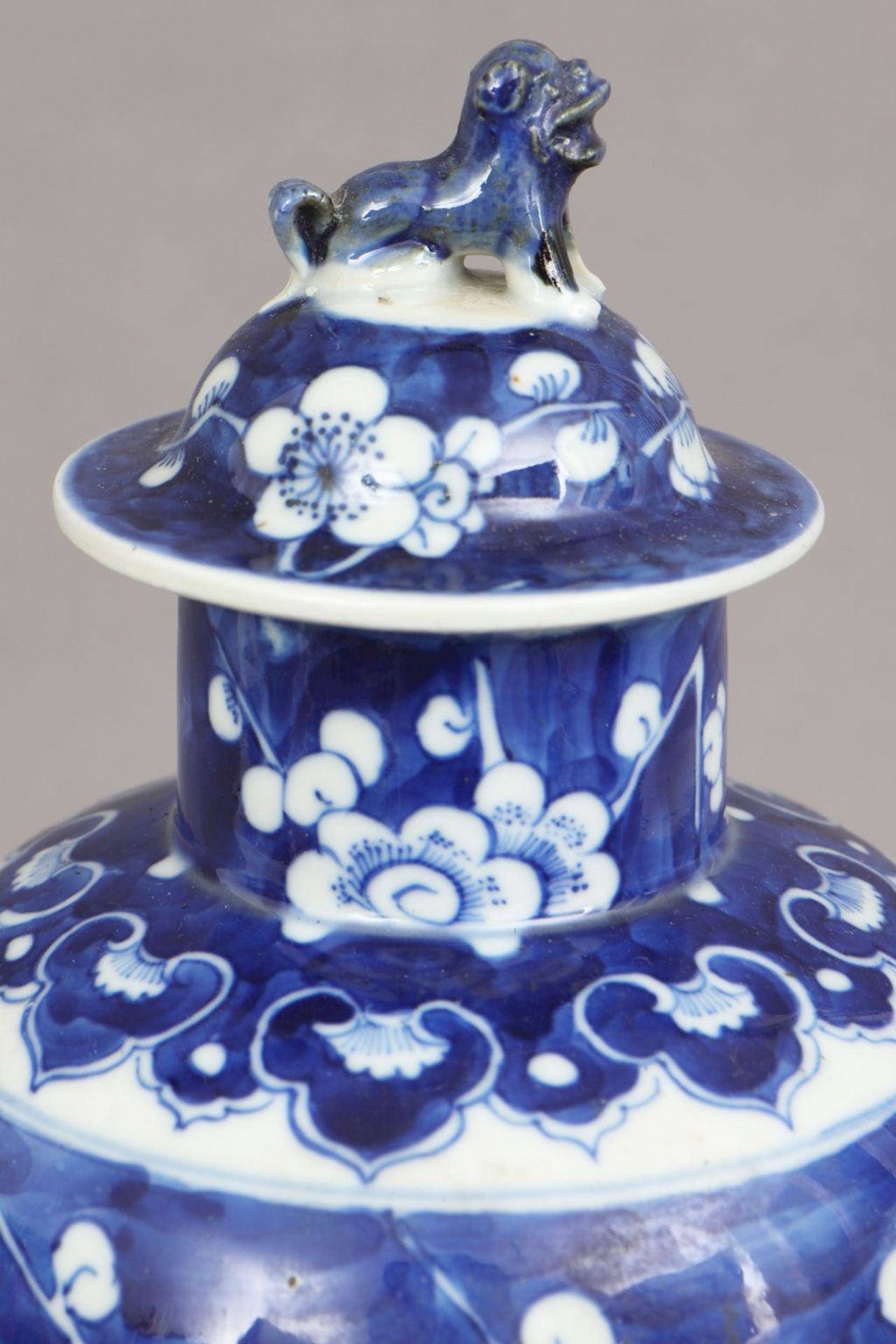 Chinesische Porzellan Deckelvase mit BlaumalereiQing Dynastie (1644-1912), balusterförmiger Ko - Bild 3 aus 4