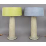 Paar TischlampenSäulenstand, Keramik, grün-grau gefasst, 1x moosgrün, 1x taubenblau (hand-)g