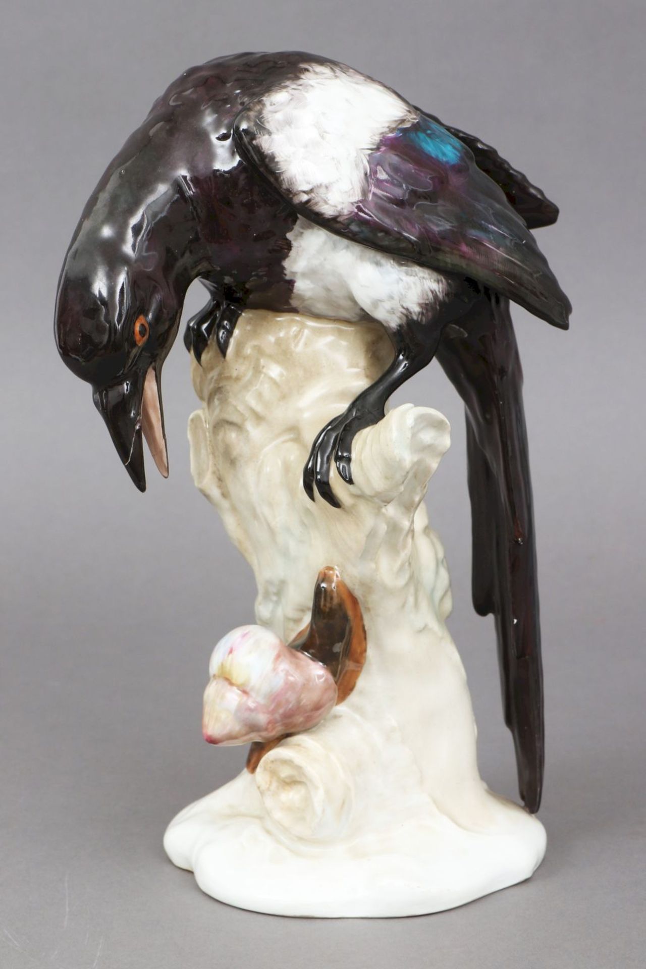 KPM BERLIN Porzellanfigur ¨Elster mit Schnecke¨1924, Entwurf JOHANN BAPTIST PEDROZZI (1763),<