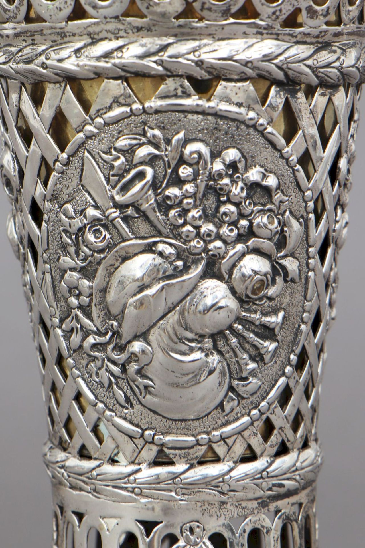 Silber-Henkelkorbhoher, trichterförmiger Korpus mit geschweifter Mündung und beweglichem Büg - Bild 4 aus 4