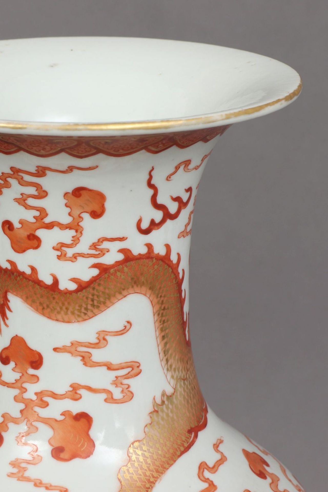 Chinesische Porzellanvaseamphorenförmiger Korpus, umlaufend mit Drachen-, Wolkenbändern- und< - Bild 4 aus 4