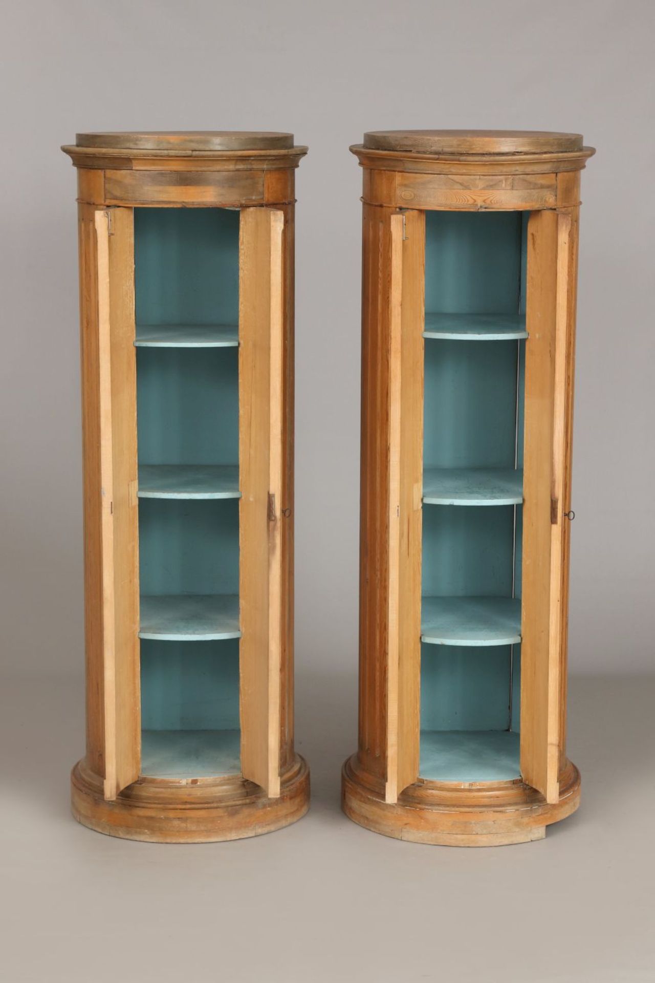 Paar Biedermeier Säulenschränkenorddeutsch, um 1820, hoher 7/8 runder Korpus mit 2 kanneliert - Image 2 of 5