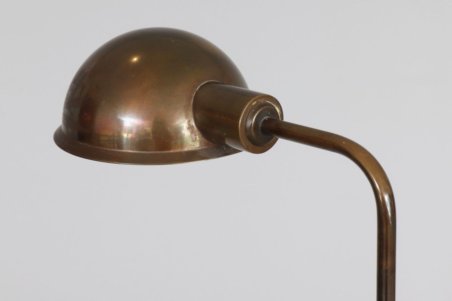 Leselampe im Stile der 1930er JahreMessing, bronziert, kuppelförmiger Schirm mit 1 elektrische - Bild 3 aus 3
