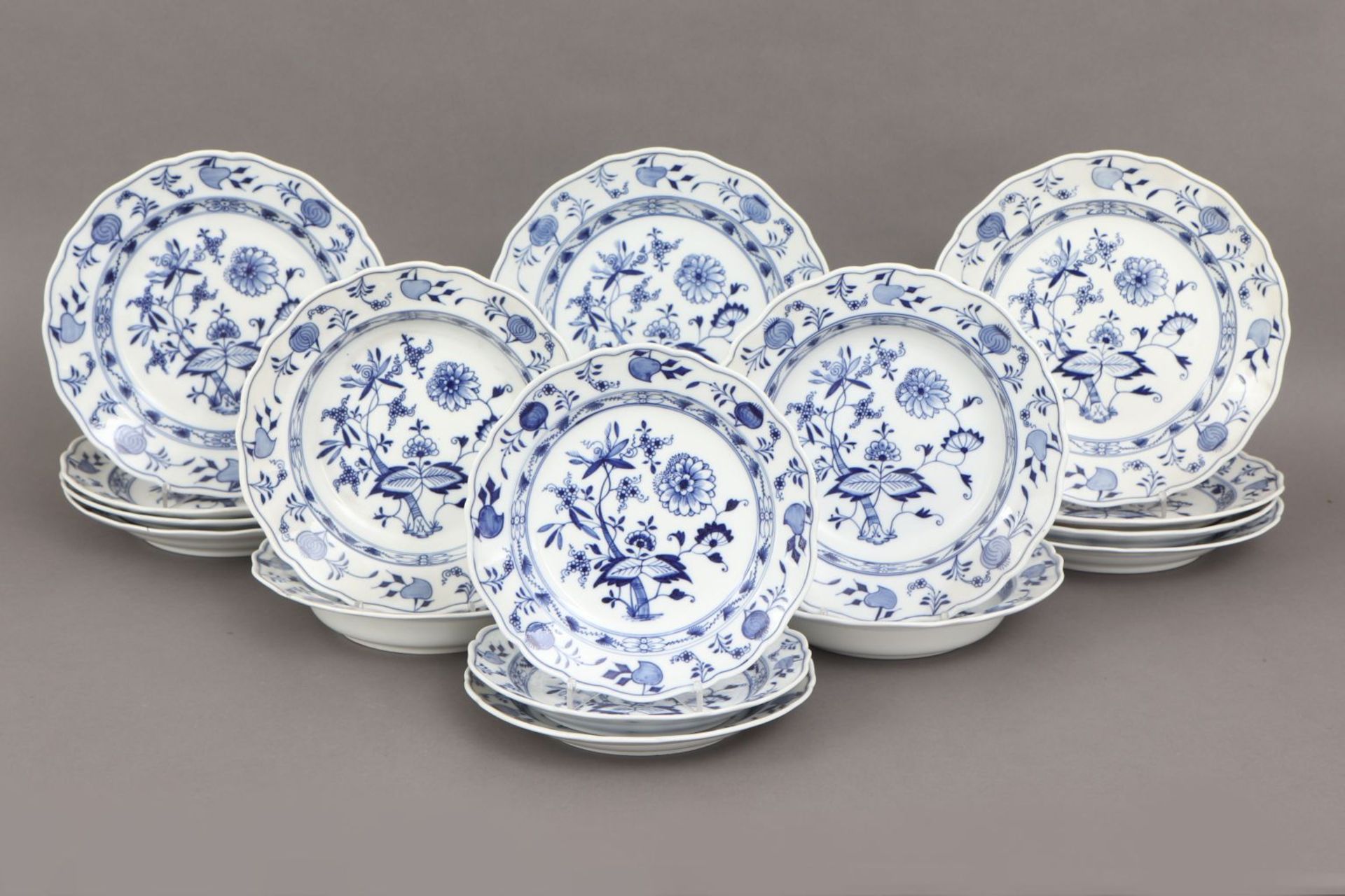 21 MEISSEN Teller1860-1924, Form ¨Neuer Ausschnitt¨, unterglasurblaues ¨Zwiebelmuster¨-Deko