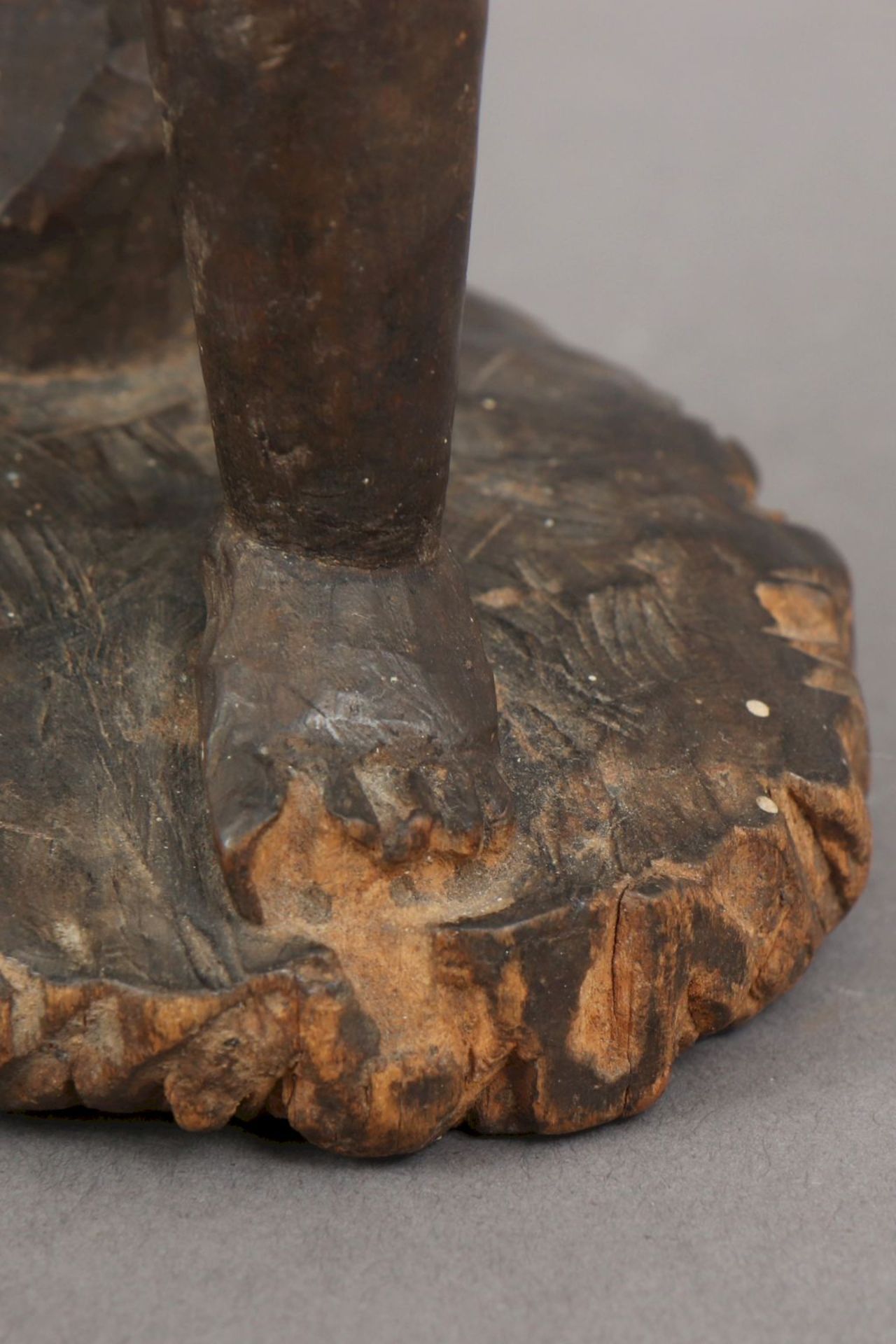 Afrikanische Ritualfigur (Medizinfigur), wohl Kongodunkel patiniertes Holz, auf Hocker sitzende - Image 5 of 5