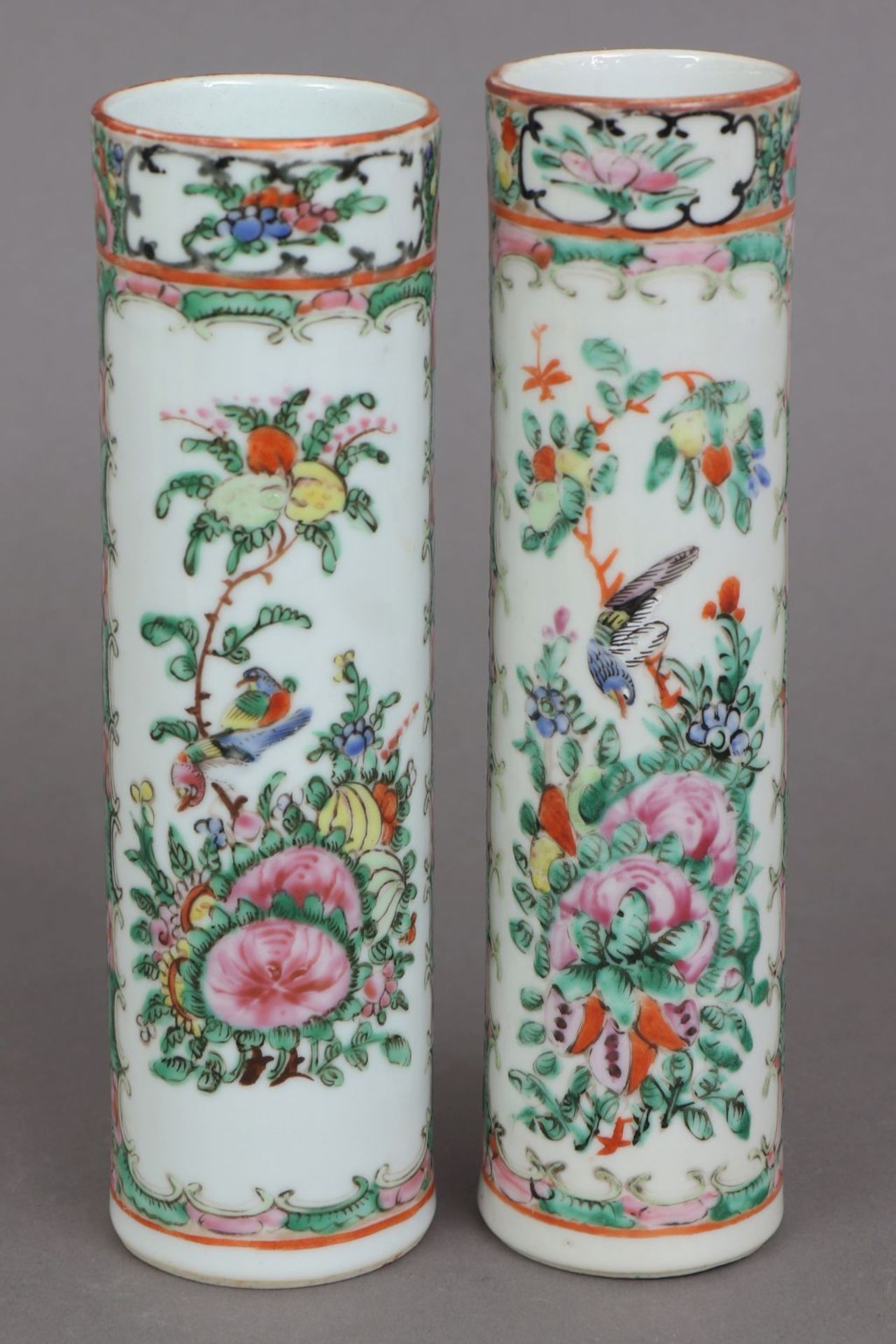 Paar chinesische ¨famille rose¨ PinselbecherPorzellan, polychromes asiatisches Dekor (Pflanze - Bild 2 aus 3