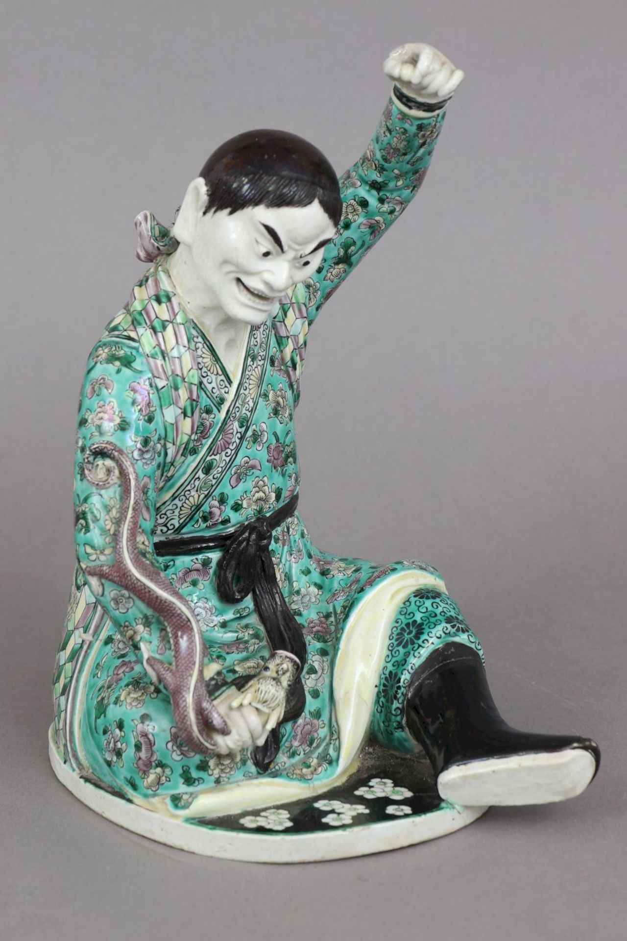 Chinesische Luohan Porzellanfigur mit kleinem DrachenQing Dynastie (1644-1912), wohl um 1800, s