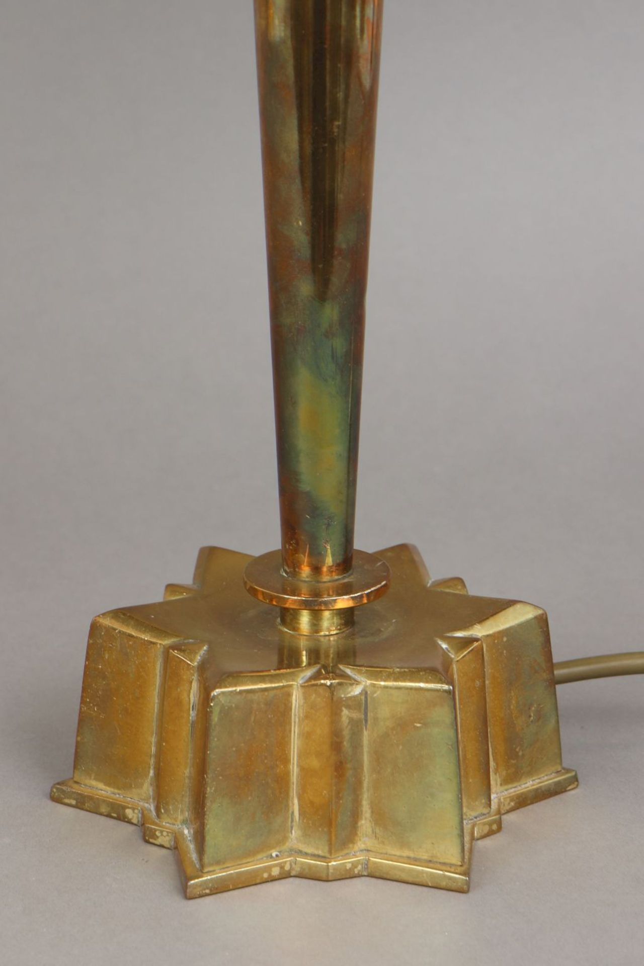 Tischlampe, wohl Albert Gustav BUNGEum 1920, Messingfuß, Säulenschaft auf sternförmigem Stan - Image 2 of 3