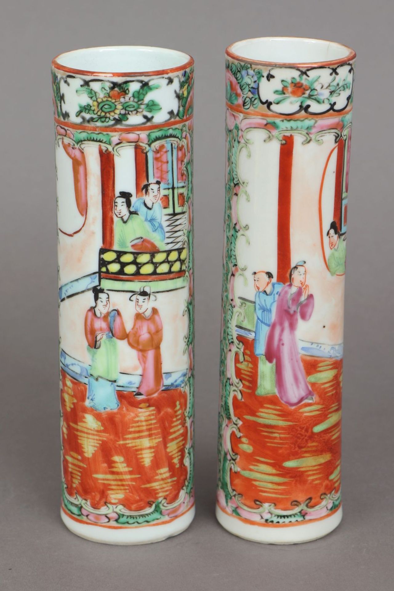 Paar chinesische ¨famille rose¨ PinselbecherPorzellan, polychromes asiatisches Dekor (Pflanze