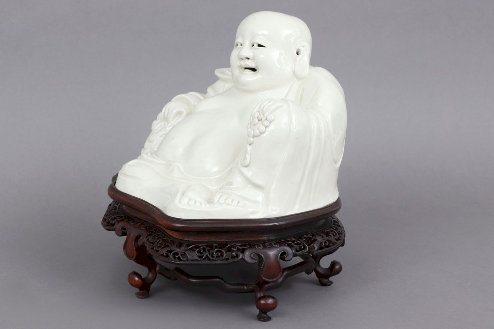 Blanc-de-Chine BuddhafigurChina, wohl späte Qing-Dynastie (1644-1912), sitzende Darstellung de - Bild 2 aus 5