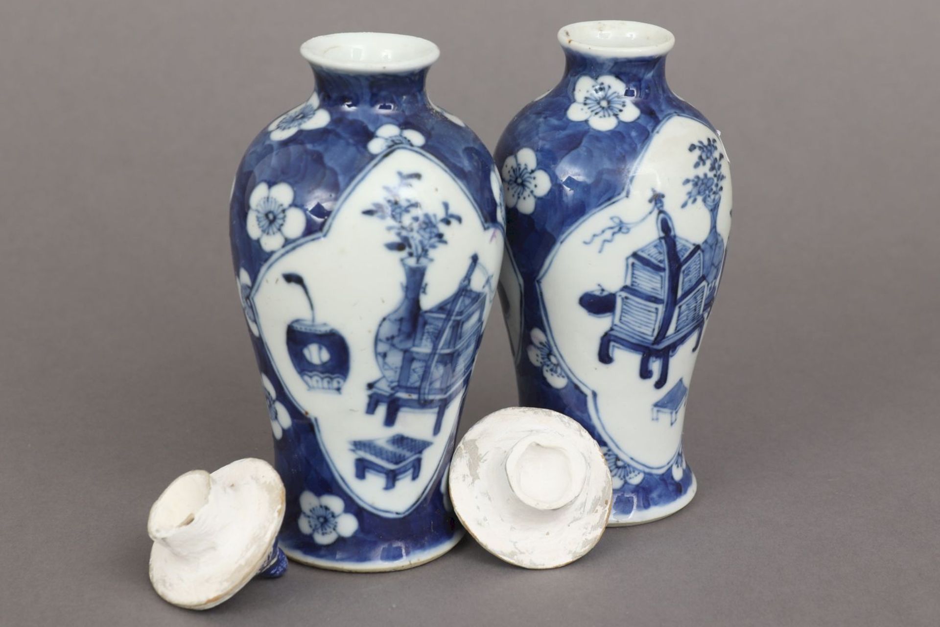 Paar chinesische Porzellan Deckelvasen mit BlaumalereiQing Dynastie, balusterförmiger Korpus m - Bild 3 aus 4