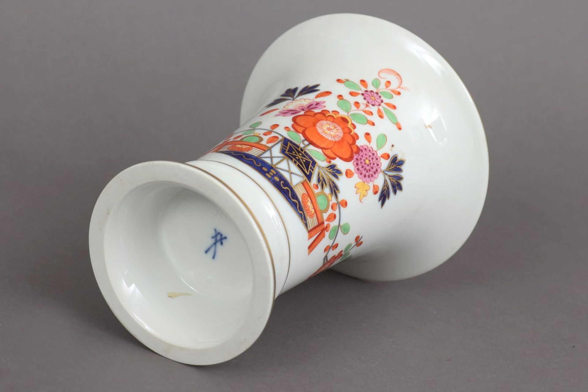 MEISSEN Vase 2. Hälfte 20. Jahrhundert, trompetenförmiger Korpus, schauseitig sogenanntes ¨T - Bild 2 aus 2