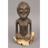 Afrikanische Nkisi-Figur, wohl Songye, Kongodunkel patiniertes Holz, sitzende weiblicher Figur,