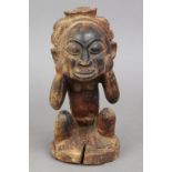Afrikanische Ritualfigur, wohl Songye, KongoHolz, dunkel patiniert, sitzende, weibliche Figur m