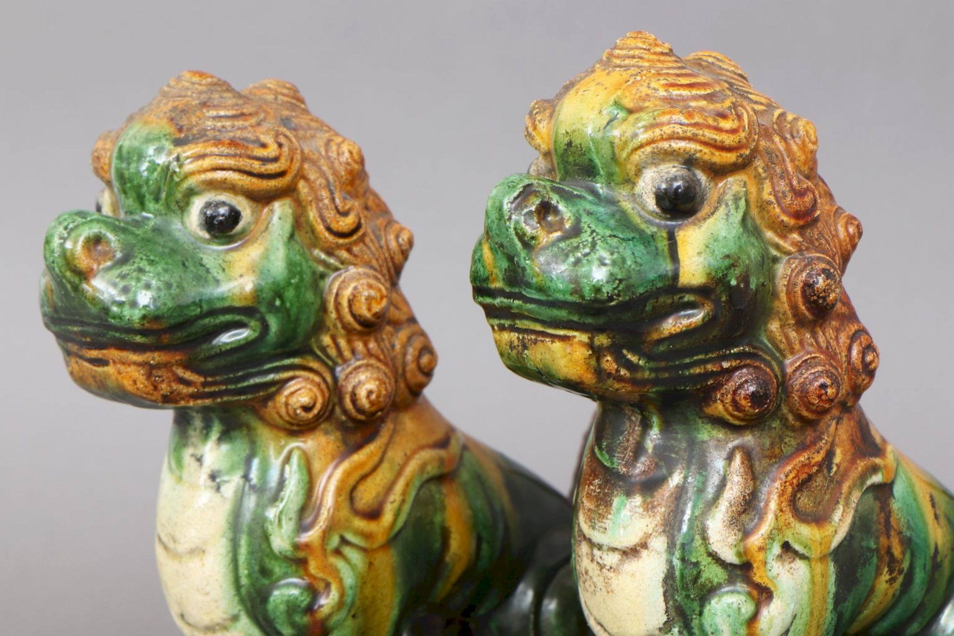 2 chinesische Dachfiguren, ¨Ming¨Steinzeug, glasiert, je sitzende Darstellung eines Drachenhu - Bild 3 aus 4