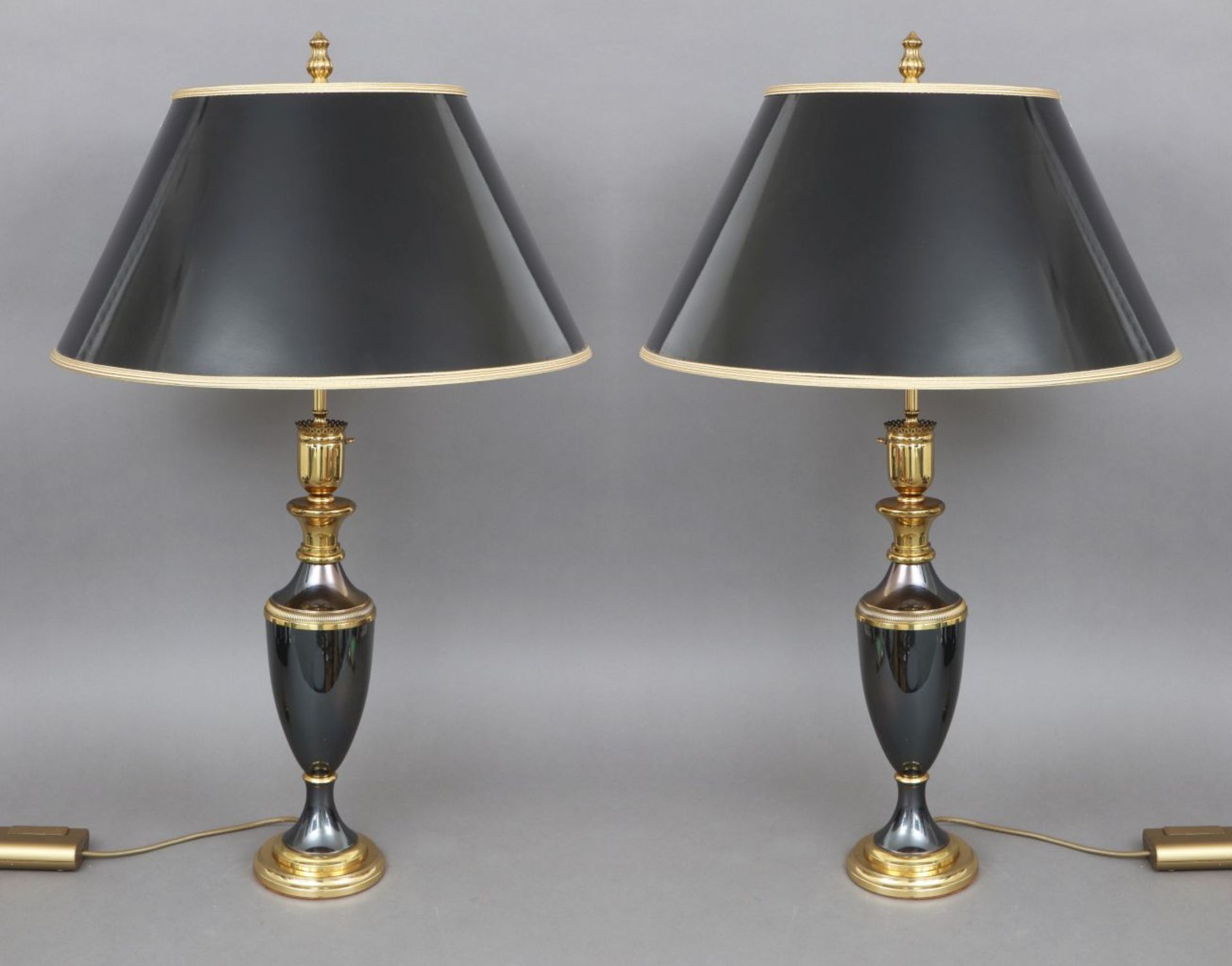 Paar Tischlampen im Stile des EmpireFüße in Form schlanker Vasengefäße, Messing, poliert un