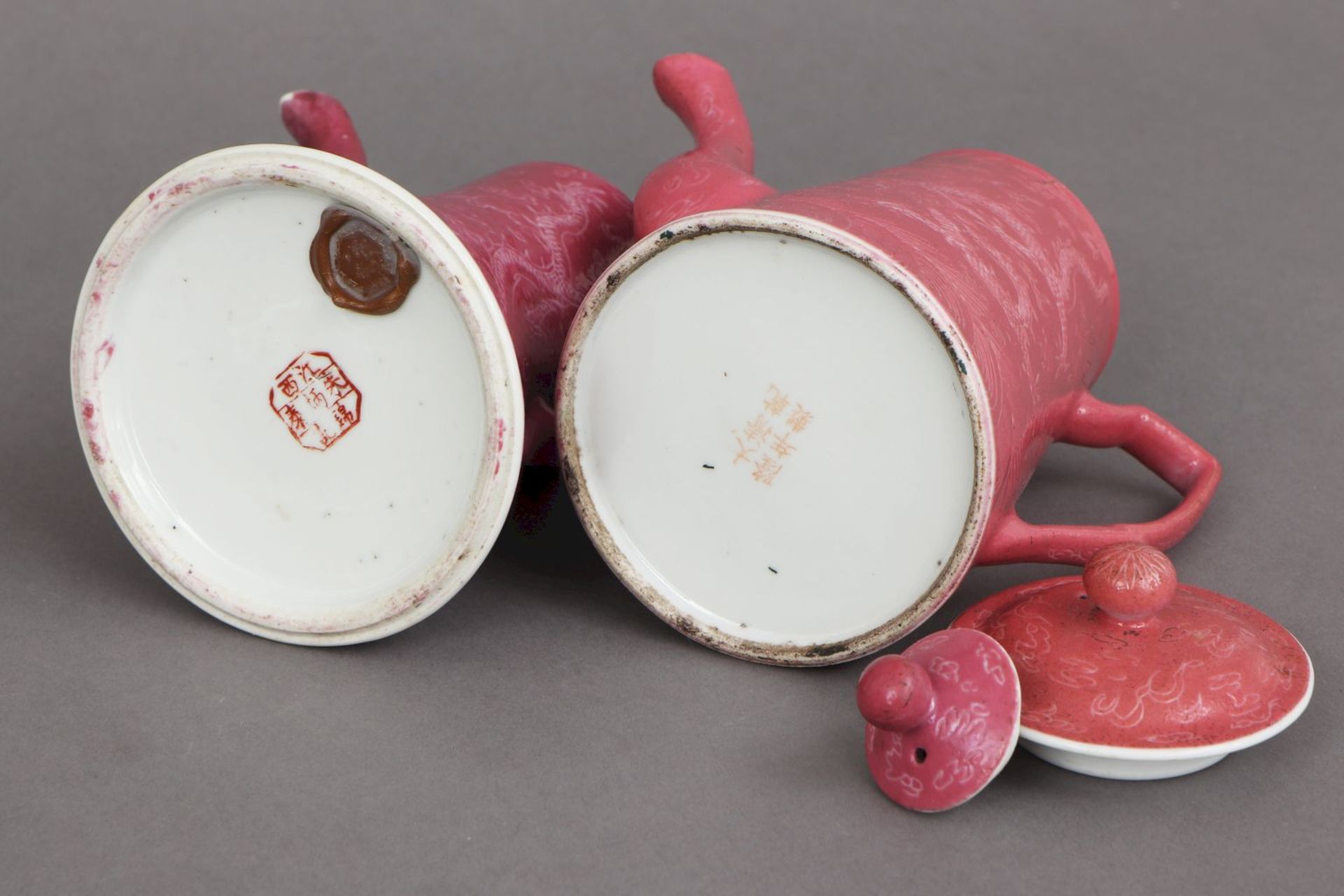 2 chinesische Porzellankannen mit rosafarbener Glasurunterschiedliche Formen und Ausführungen, - Bild 3 aus 3