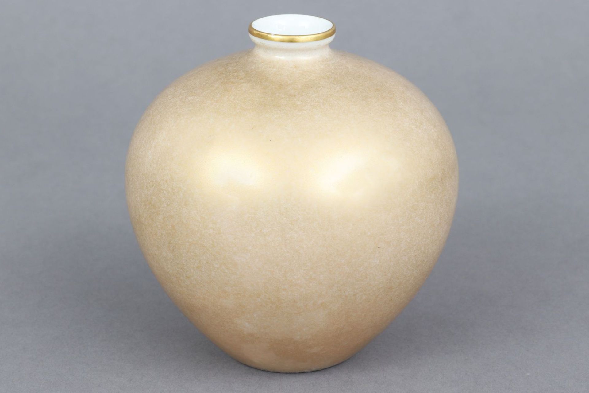 KPM BERLIN Vase1944-1957, Entwurf TRUDE PETRI, ovoide Form mit kurzem Hals, goldgesprenkelte Wa