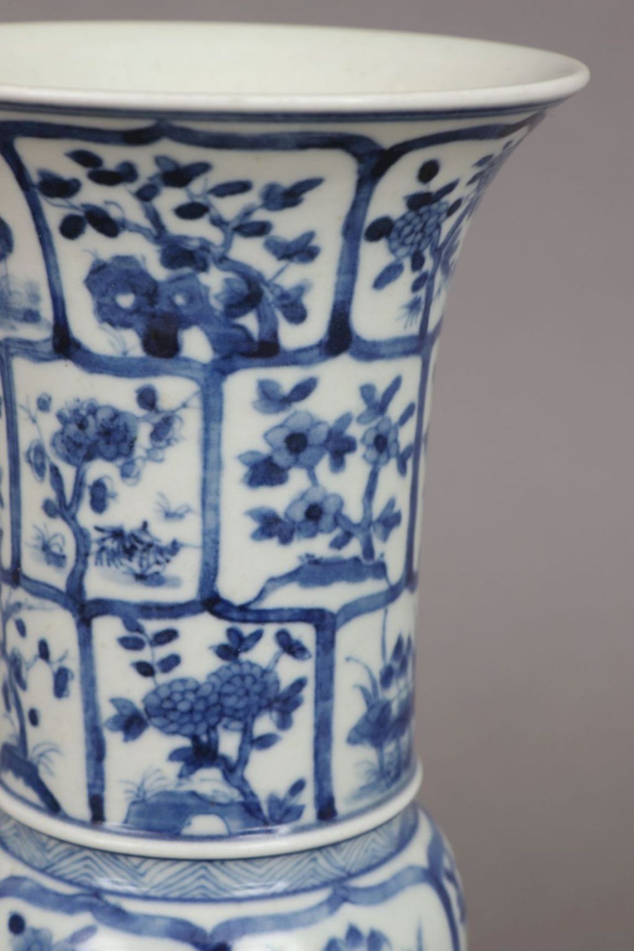 Chinesische Porzellanvase in Gu-Form - Bild 3 aus 4