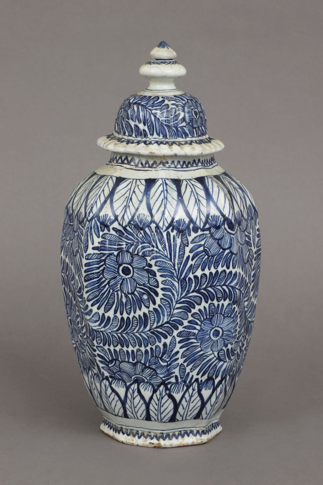 Delft Deckelvase des 18./19. Jahrhunderts