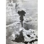 Schwarzweiß-Fotografie einer Atombombenexplosion (¨International News Photo¨)