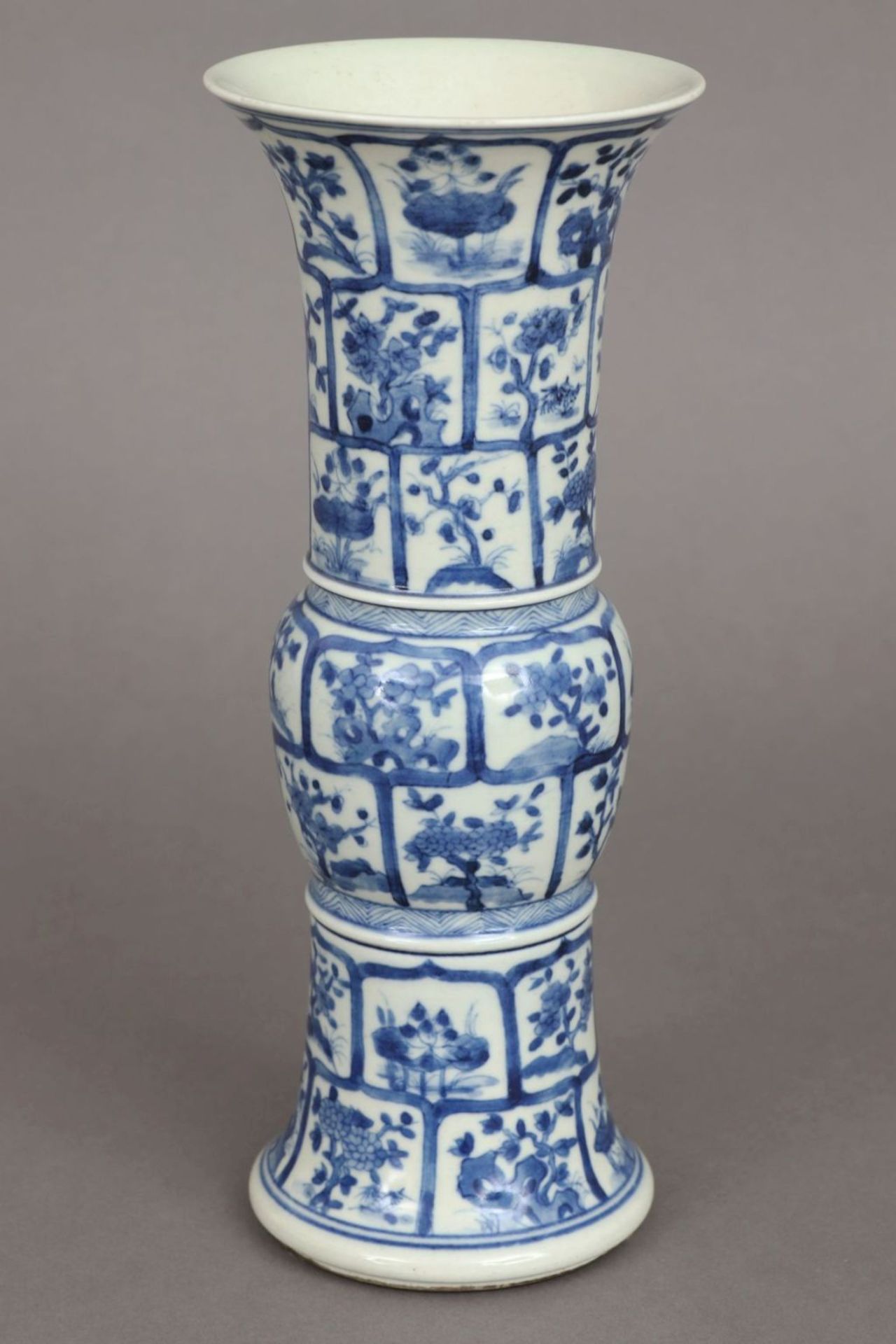 Chinesische Porzellanvase in Gu-Form