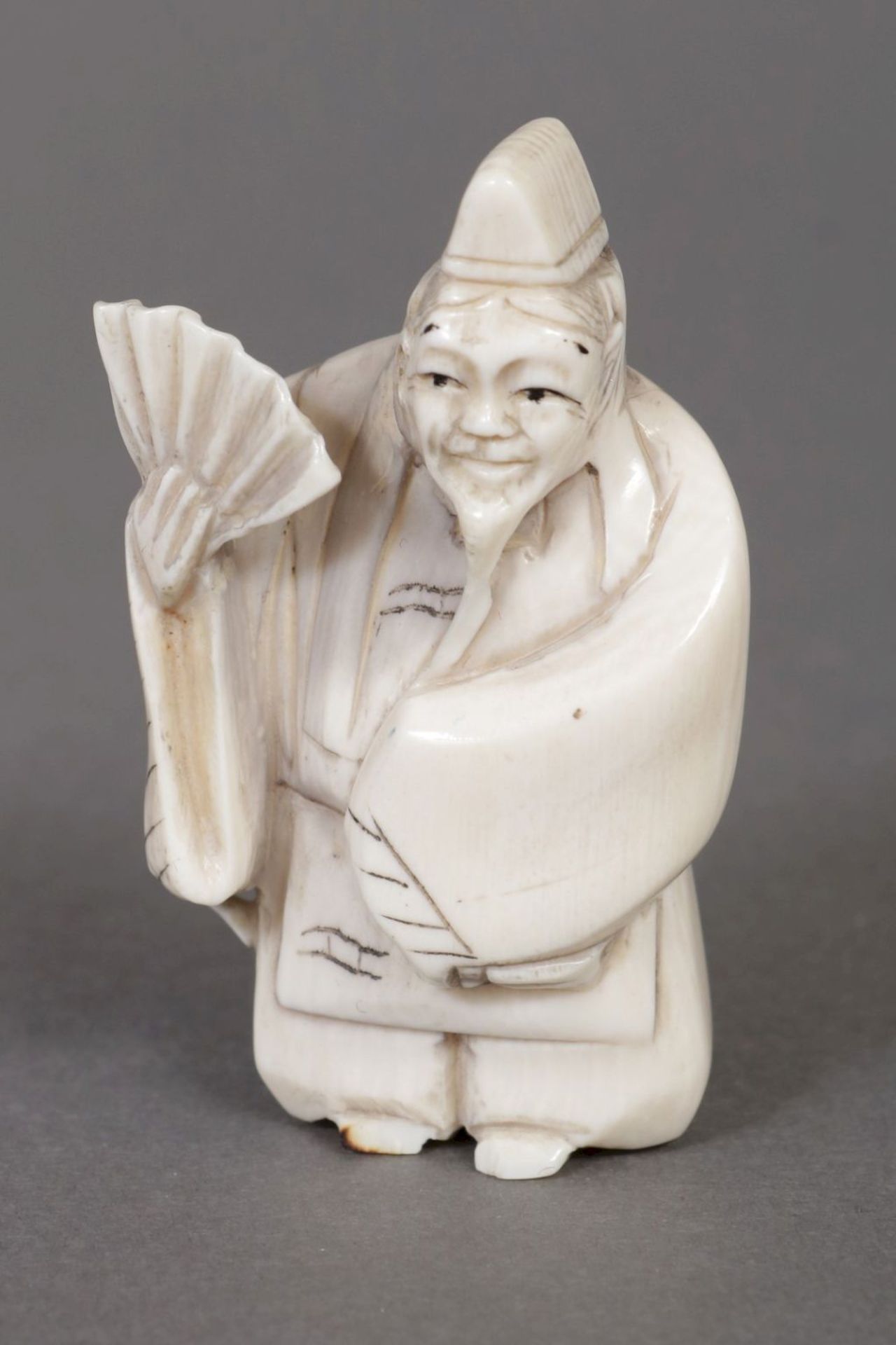 Netsuke ¨Asiate mit Fächer¨