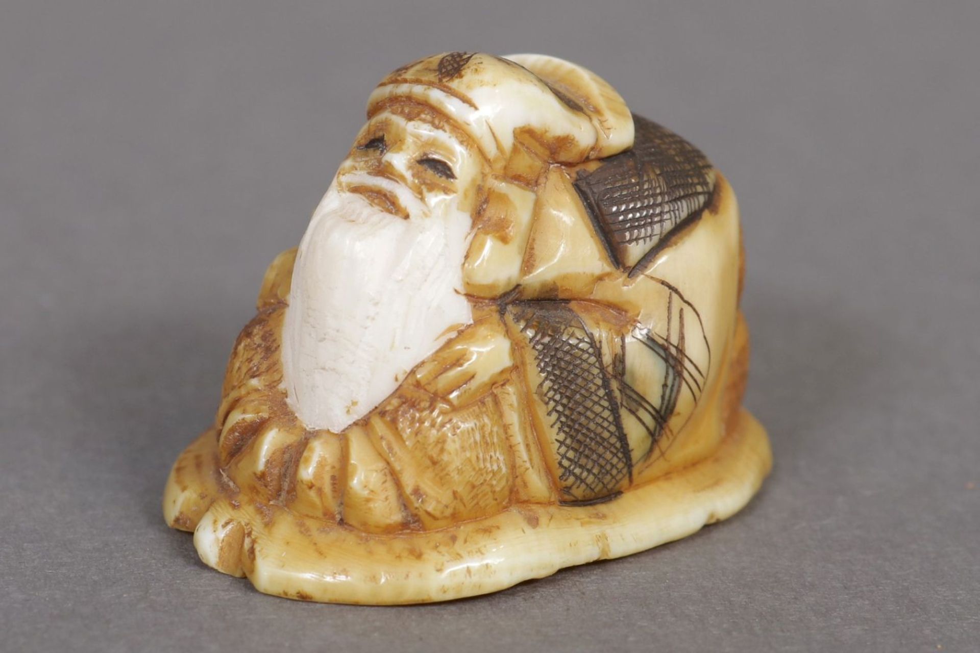 Netsuke ¨Kauernder Alter¨