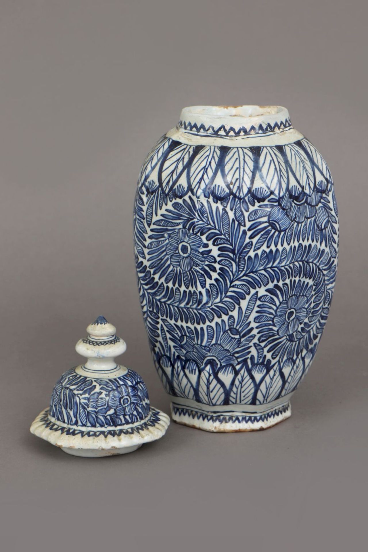 Delft Deckelvase des 18./19. Jahrhunderts - Image 2 of 3