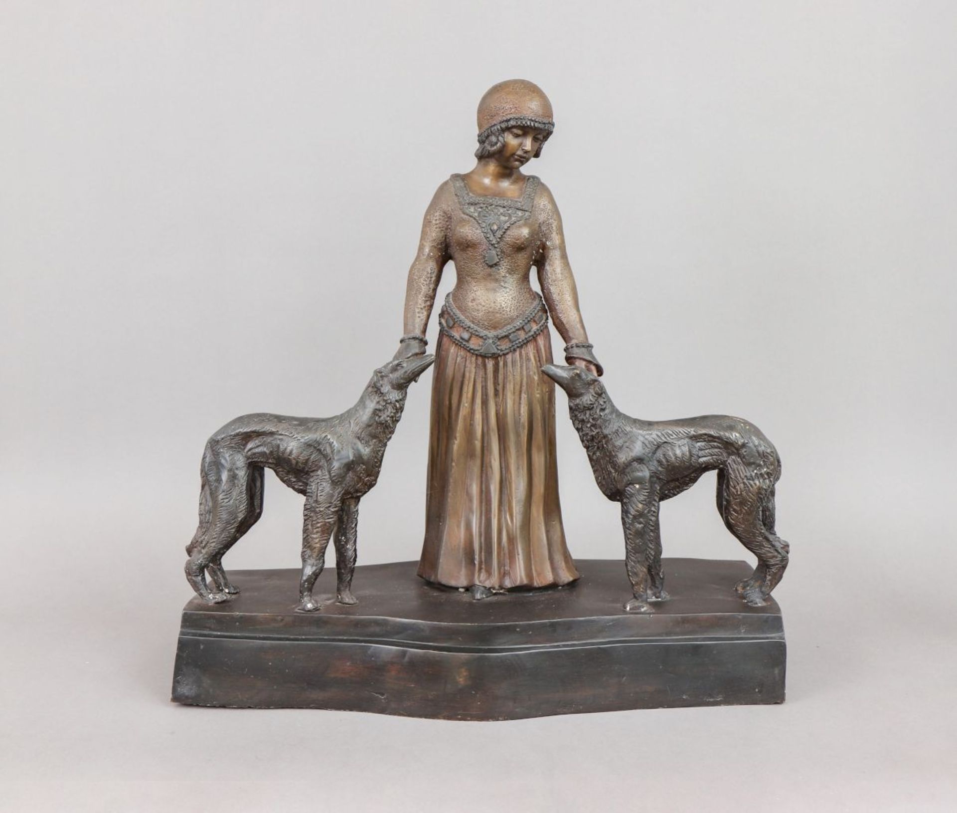 Bronzefigur im Stile des Art Deco ¨Elegante Dame mit 2 Barsois¨