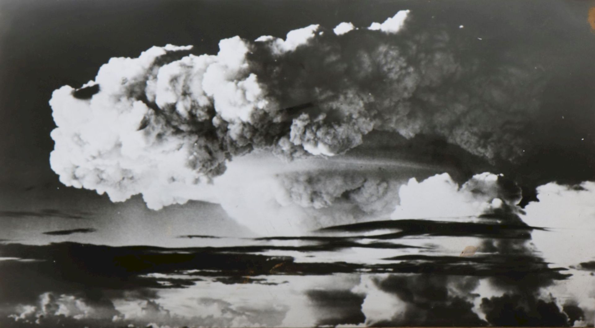 Schwarzweiß-Fotografie einer Atombombenexplosion (¨International News Photo¨)