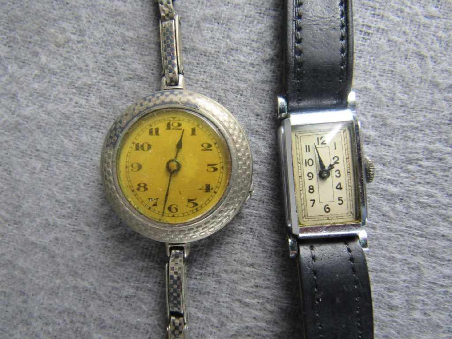 Zwei antike Armbanduhren in Schatulle - Bild 2 aus 3