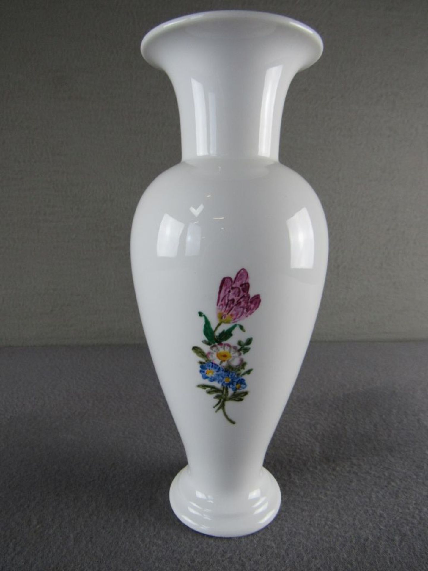 Vase KPM Zeptermarke farbenfrohe Mischblumen vorder und rückseitig 24cm hoch< - Bild 2 aus 4