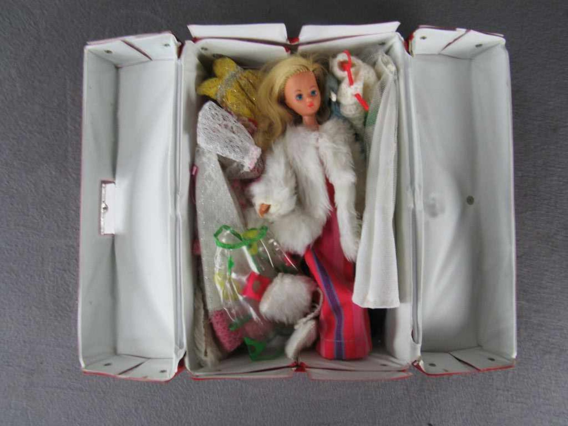 Barbipuppe in original Koffer mit viel Zubehör wohl 70er Jahre< - Image 3 of 3