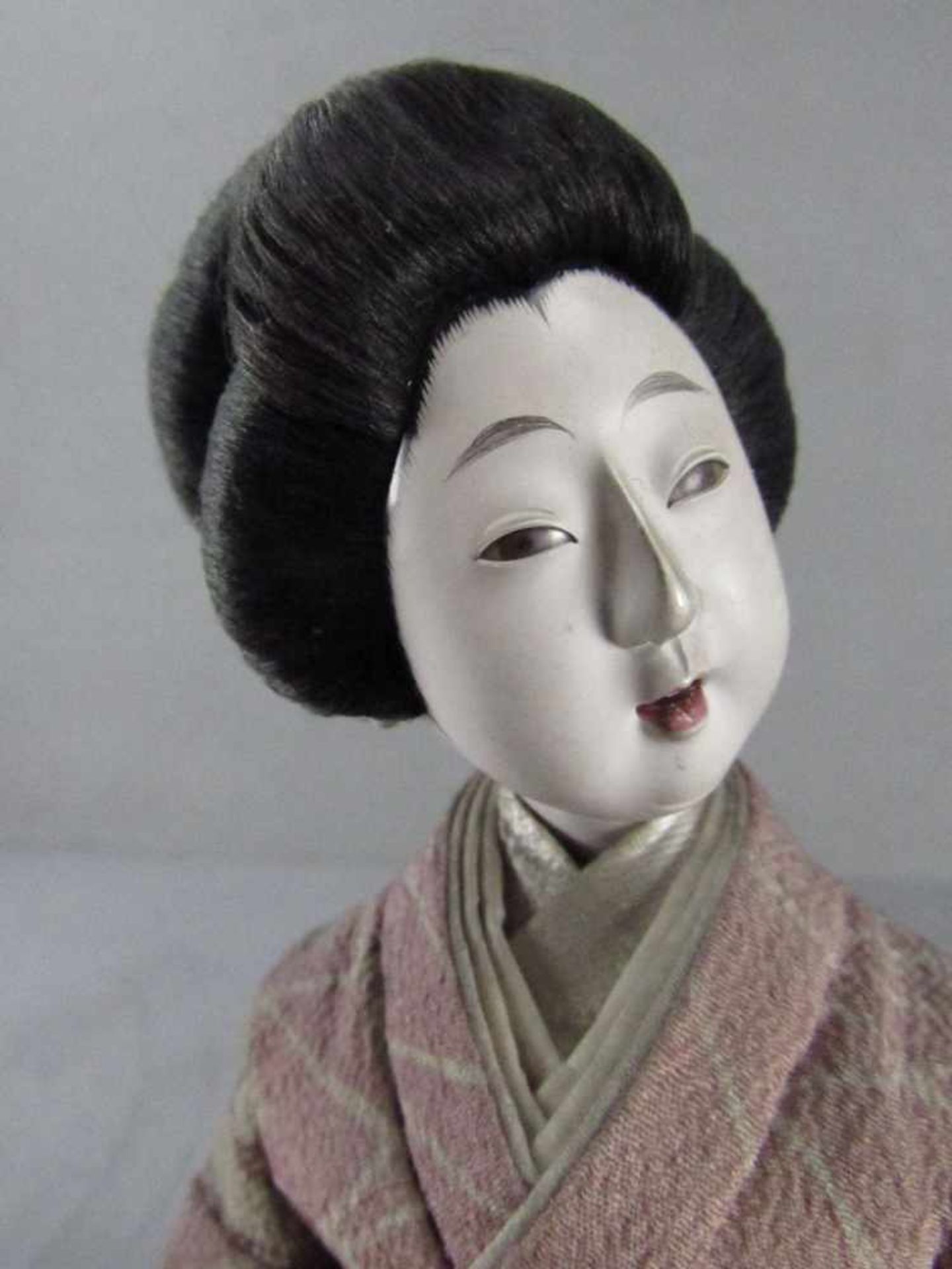 Japanische Puppe auf Sockel Geisha sehr fein gearbeitet 20. Jahrhundert 29cm hoch - Bild 5 aus 5