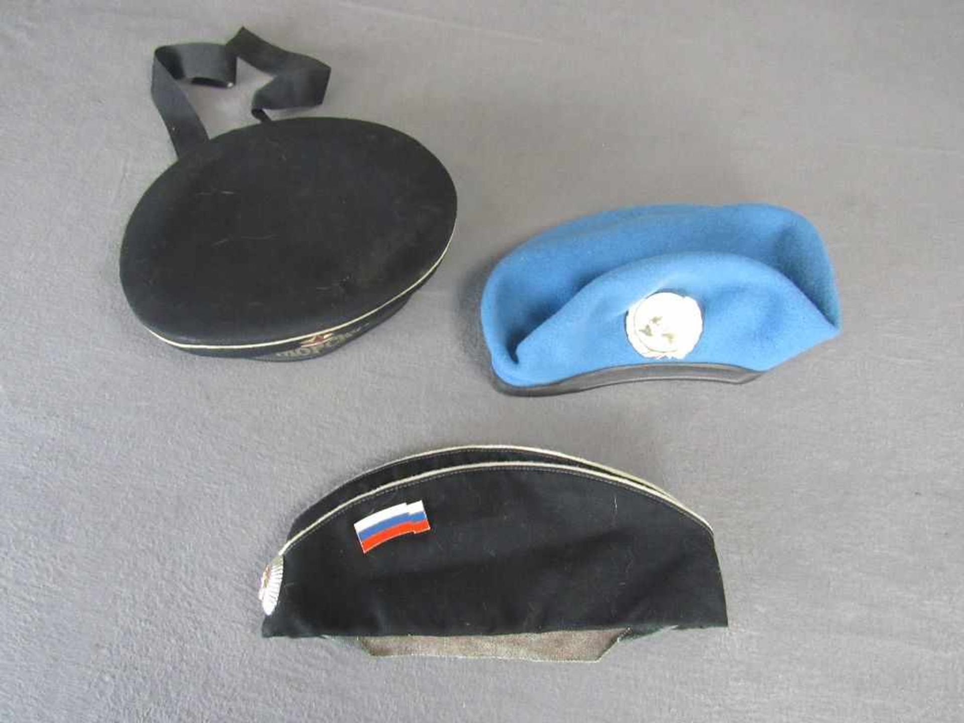 großes Konvolut Uniformen NVA Bundeswehr und Rußland auch Kopfbedeckungen anbei<b - Image 3 of 5