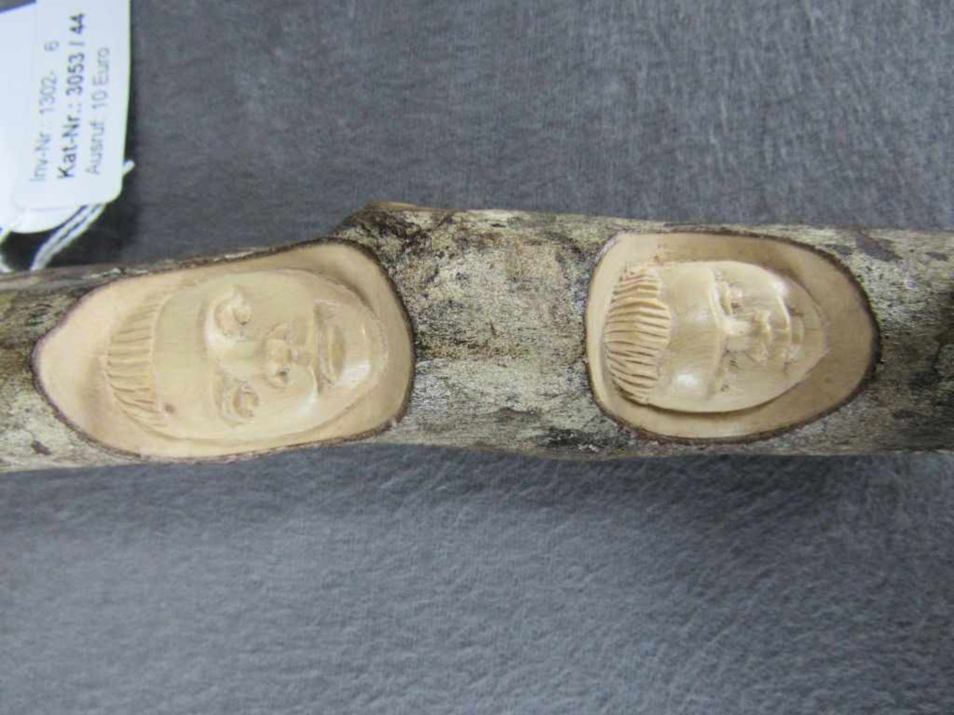 Asiatische rituelle Schnitzerei vier Gesichter unter anderem Totenschädel 27cm hoch< - Bild 3 aus 4