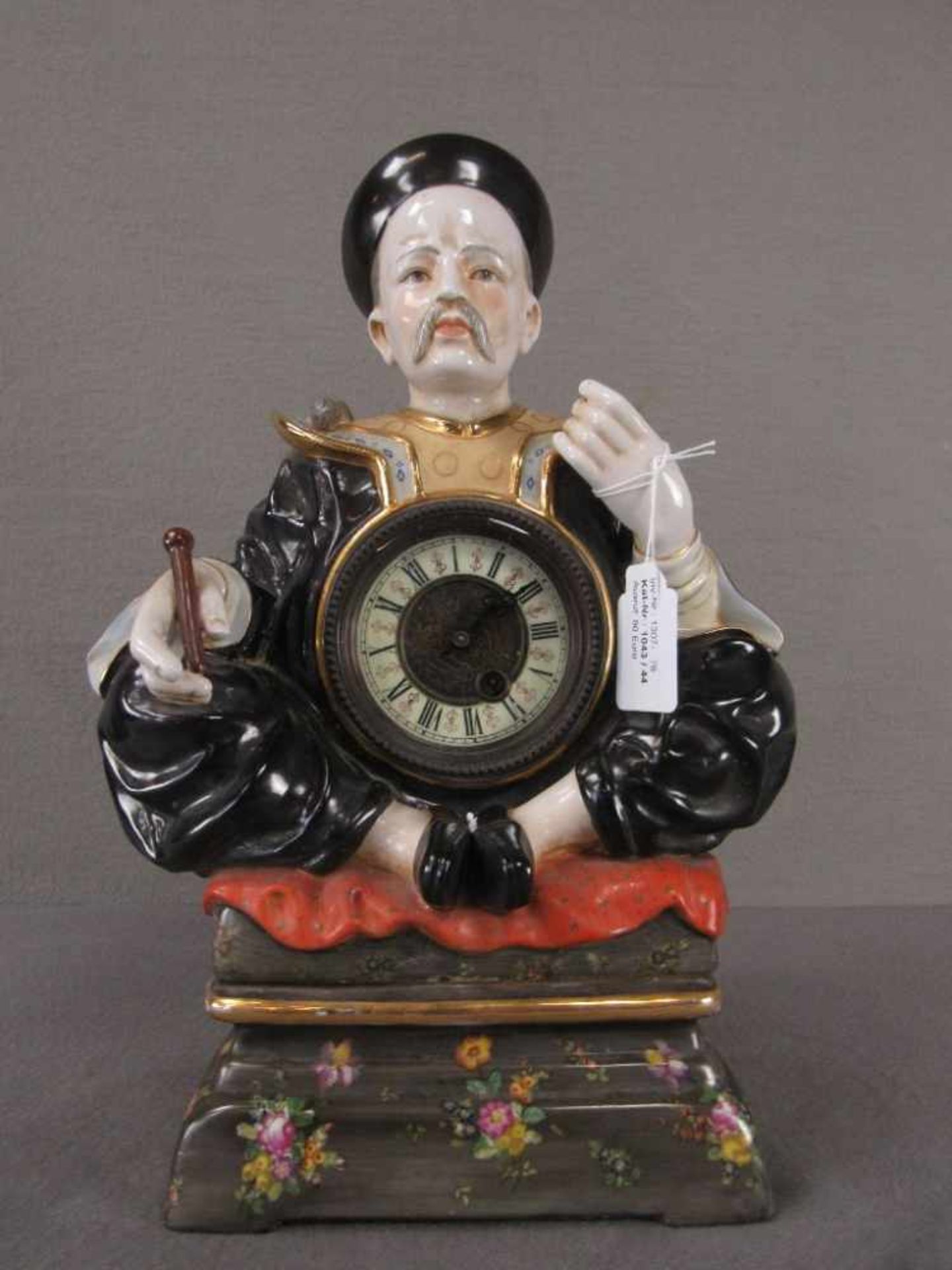 Tischuhr Kaminuhr lasierte Keramik asiatischer Gelehrter fein bemalt Uhrwerk läuft an 38cm hoch<