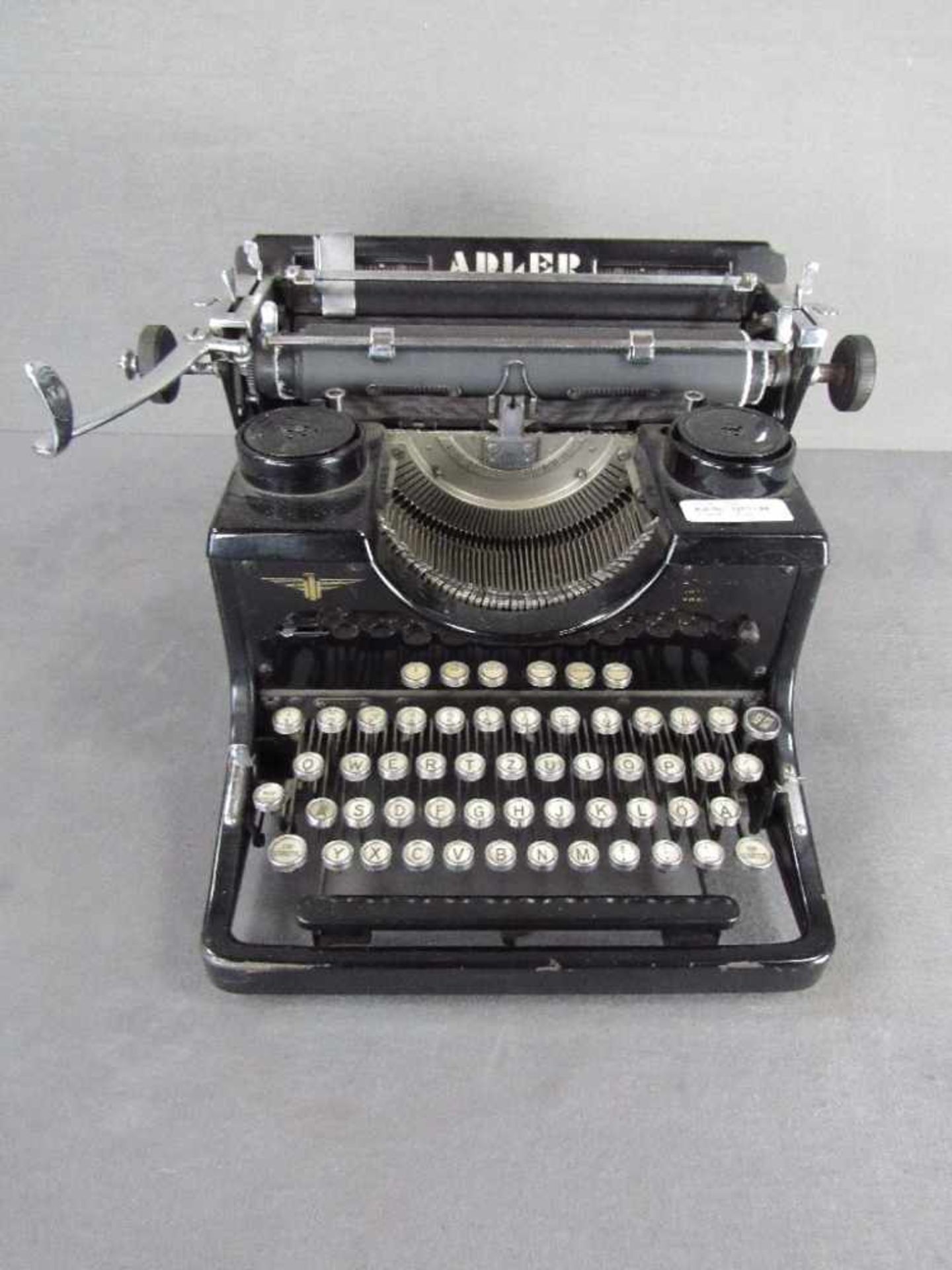 Schreibmaschine antik im Glaskasten