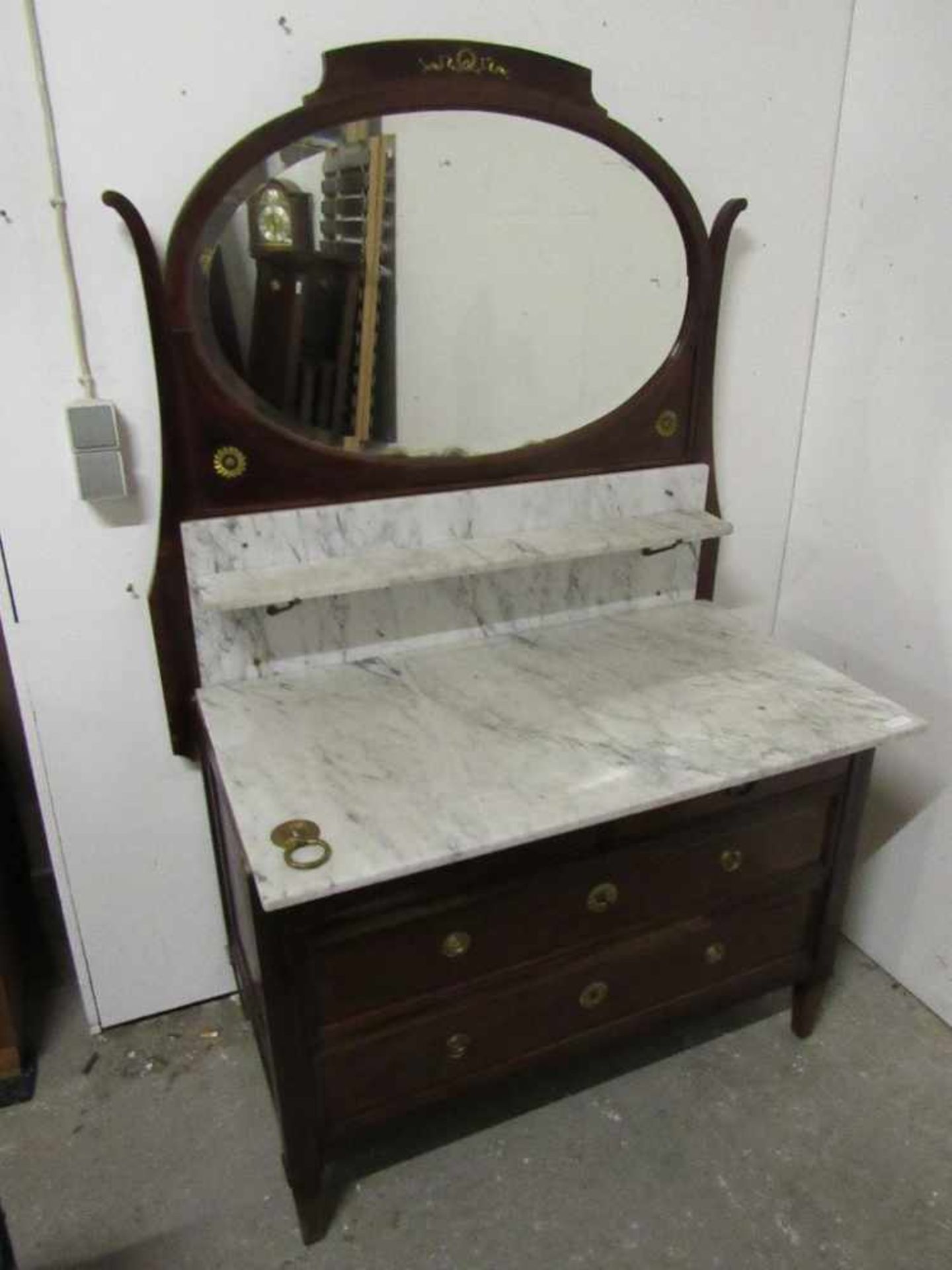 Waschtisch um 1870 mit Spitzbeinen und 3 Schüben + Spiegelaufsatz<