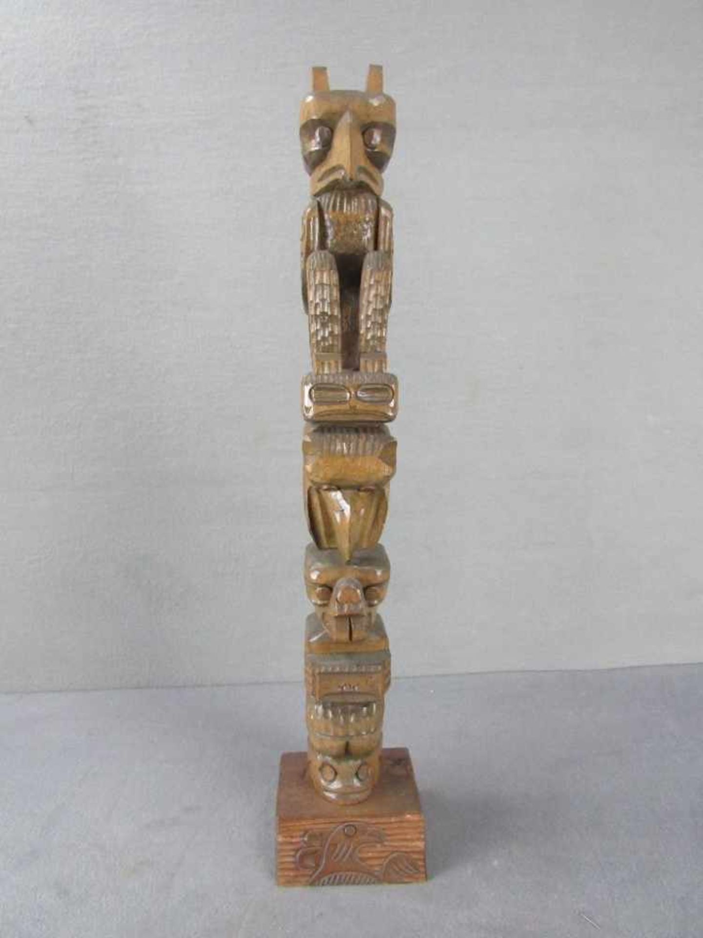 Handgeschnitzer Marterpfahl Skulptur 61cm hoch