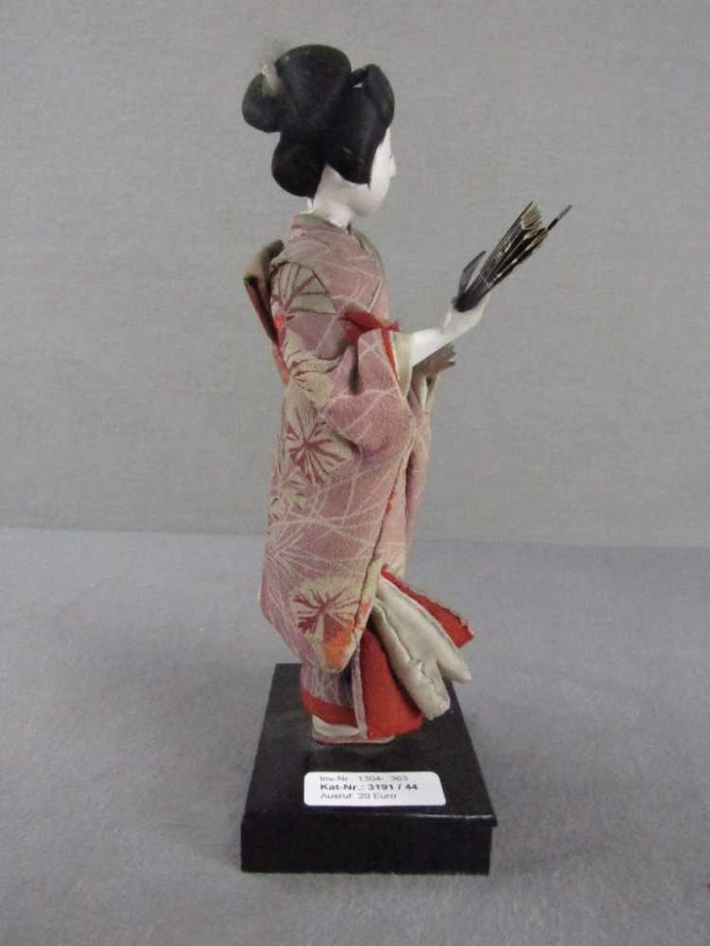 Japanische Puppe auf Sockel Geisha sehr fein gearbeitet 20. Jahrhundert 29cm hoch - Bild 4 aus 5