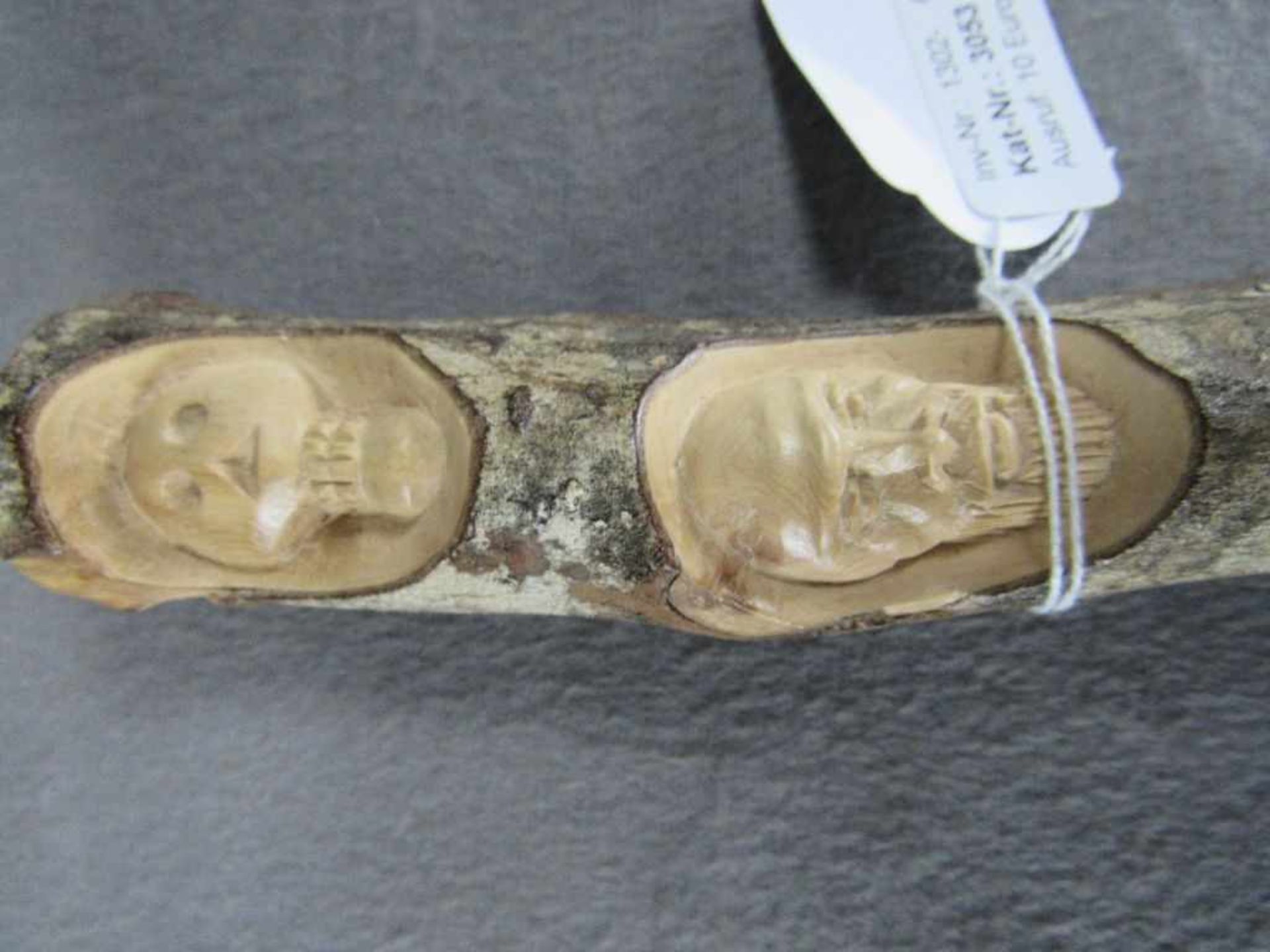 Asiatische rituelle Schnitzerei vier Gesichter unter anderem Totenschädel 27cm hoch< - Bild 2 aus 4