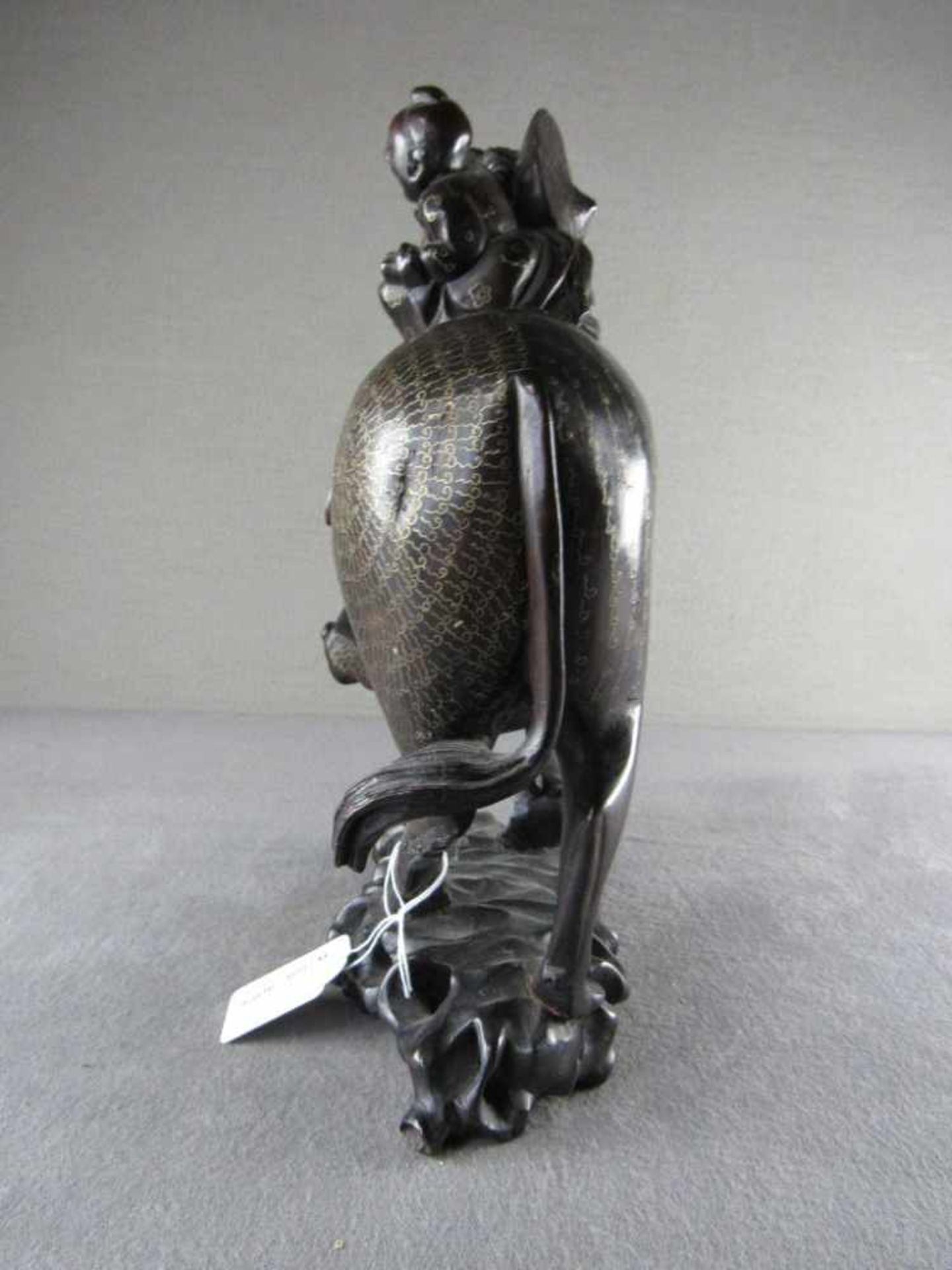 Asiatische Ebenholzfigur Wasserbüffel mit zwei Reitern Goldfadeneinlagen 34cm hoch< - Bild 4 aus 5