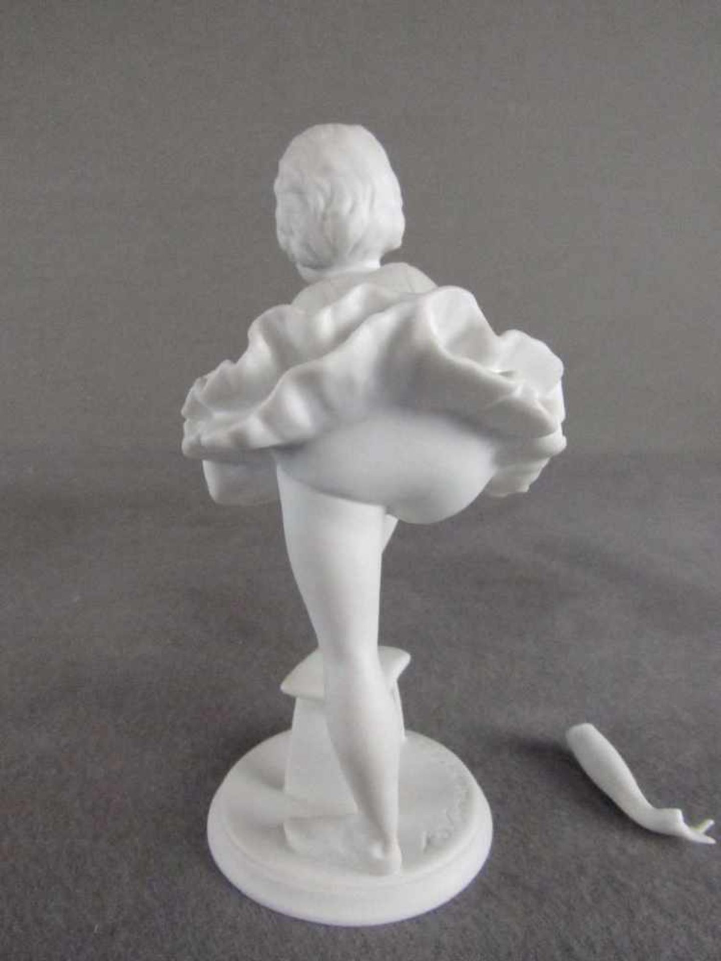 Kleine Figurine Baletttänzerin Bisquit Porzellan Kaiser 15cm hoch Arm gebrochen aber anbei< - Bild 3 aus 6