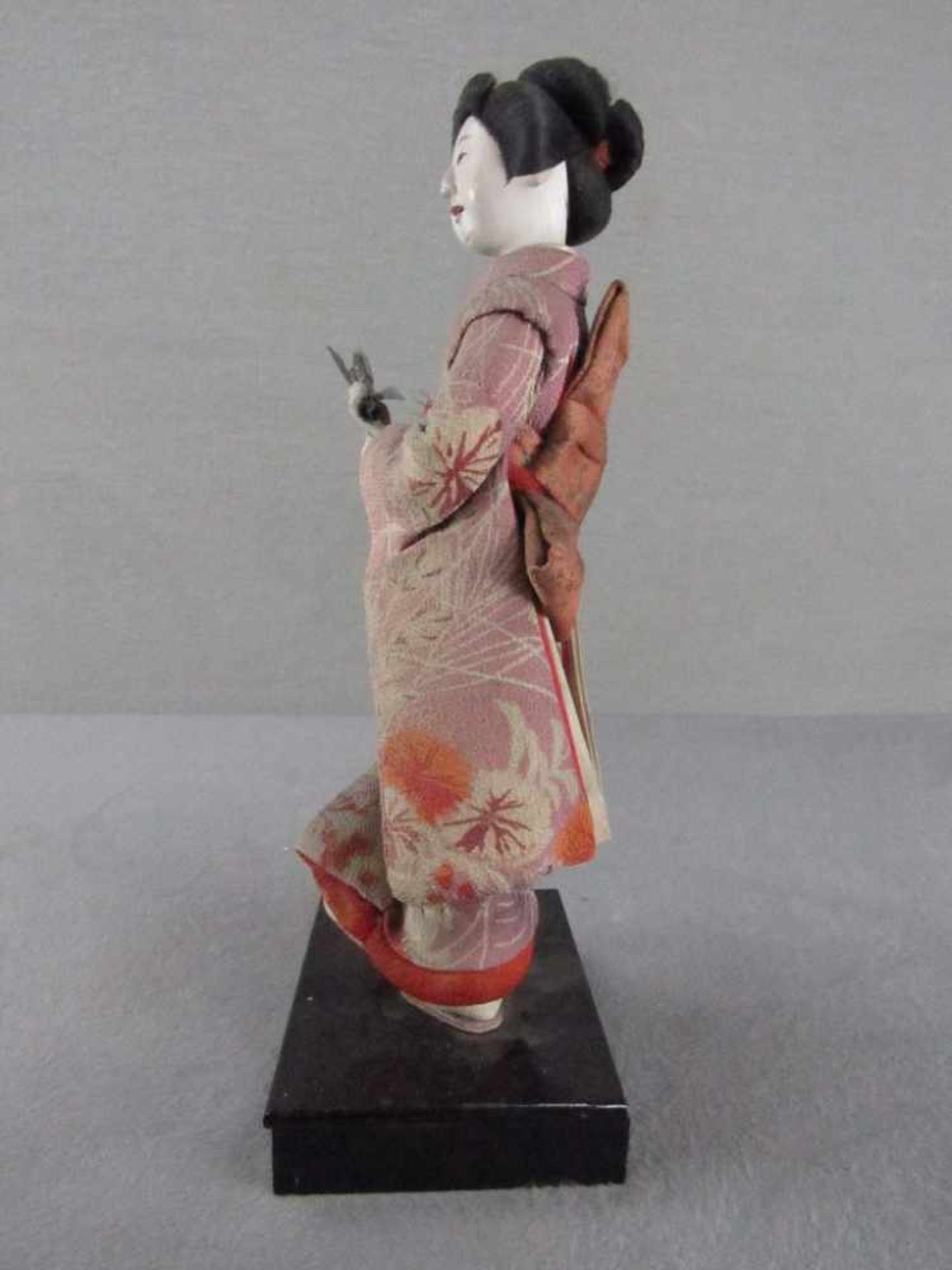 Japanische Puppe auf Sockel Geisha sehr fein gearbeitet 20. Jahrhundert 29cm hoch - Bild 2 aus 5