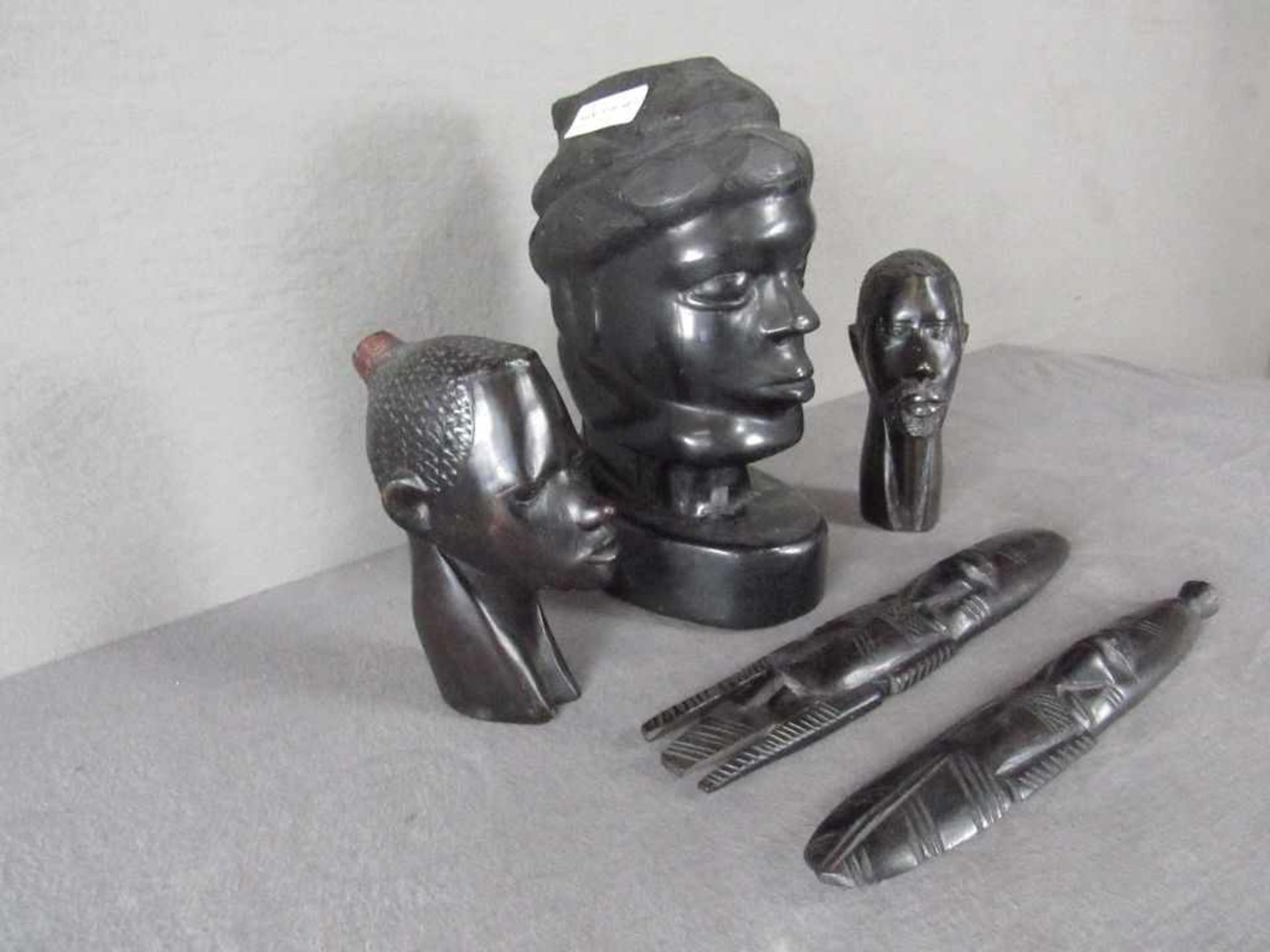 Konvolut afrikanische Skulpturen fünf Teile von 4cm-26cm< - Image 2 of 2