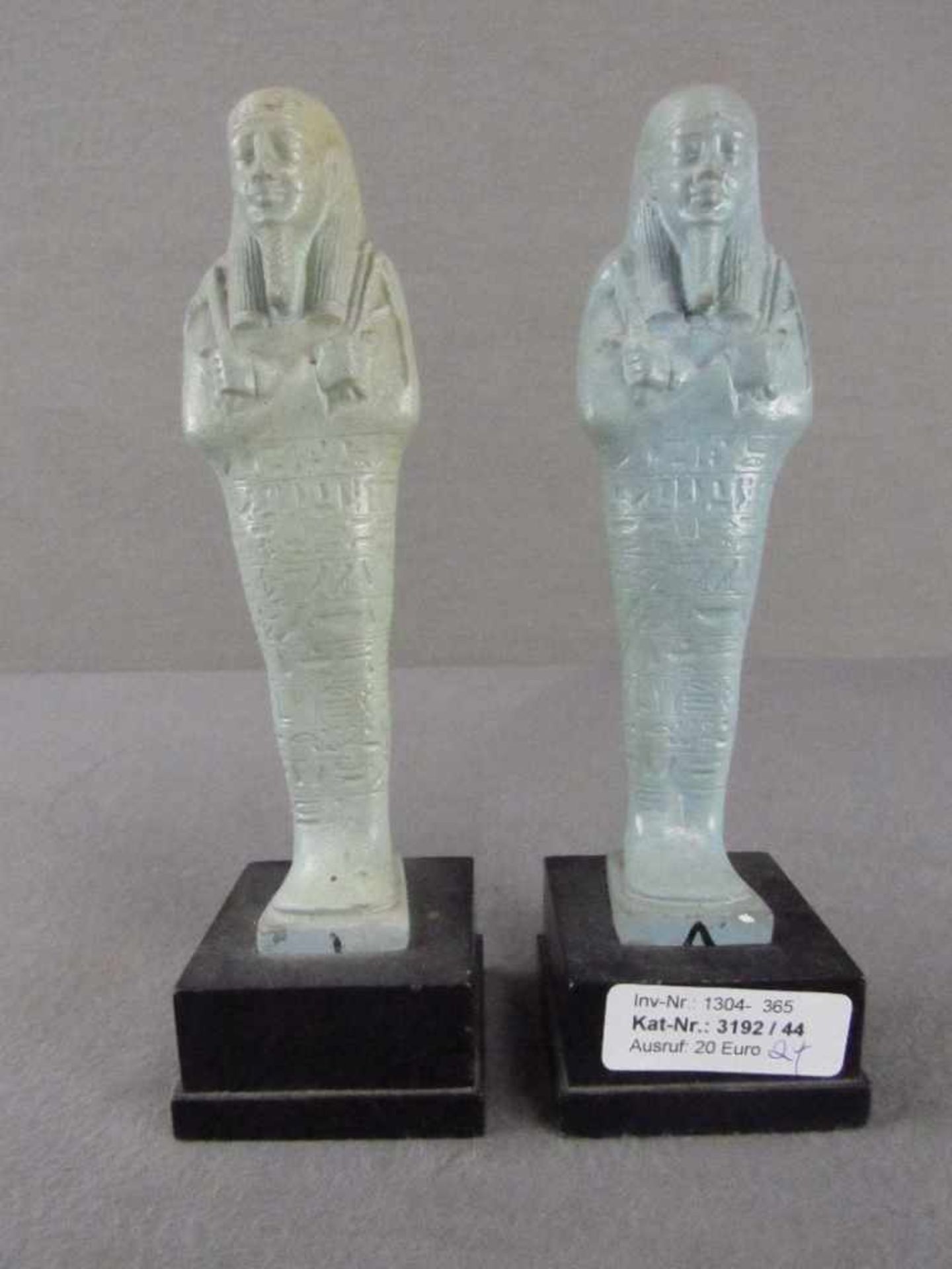 2 ägyptische Pharaonen auf Holzsockel 22cm hoch<