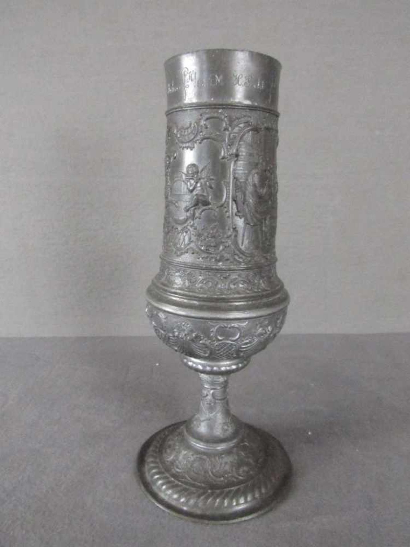 Großer Pokal Metall von 1910 31,5cm hoch< - Bild 2 aus 3